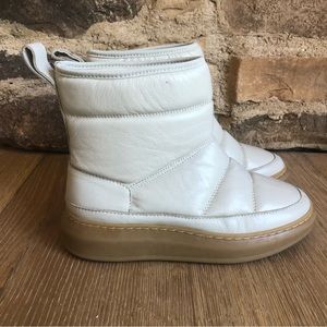 Moon Boots white size 6 leather new price firm!